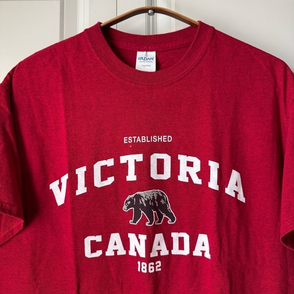 Red Victoria Canada T-Shirt - Picture 2 of 4